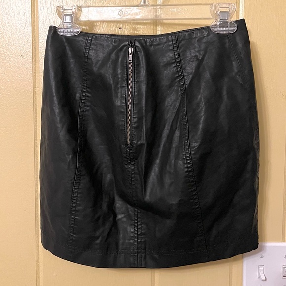 ⭐️Free People Modern Femme Black Vegan Leather Mini Skirt Size 2 FINAL PRICE - Picture 7 of 16